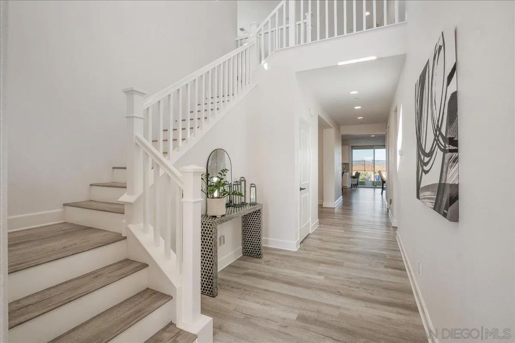 Photo of 1517 Leonis Pl, Vista, CA 92083 (MLS # 260005098)