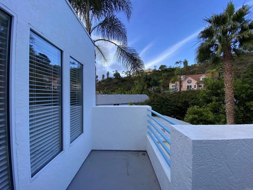 4594 Cove Drive