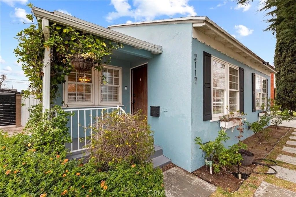 Photo of 2117 N Screenland Dr, Burbank, CA 91505 (MLS # SR25279377)