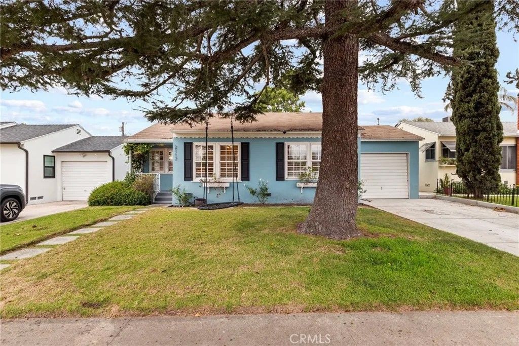 Photo of 2117 N Screenland Dr, Burbank, CA 91505 (MLS # SR25279377)
