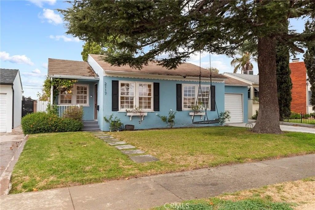 Photo of 2117 N Screenland Dr, Burbank, CA 91505 (MLS # SR25279377)