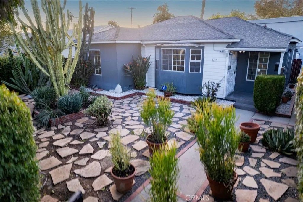 Photo of 6417 White Oak Ave, Reseda, CA 91335 (MLS # SR25271870)