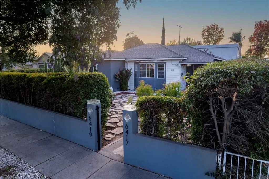 Photo of 6417 White Oak Ave, Reseda, CA 91335 (MLS # SR25271870)