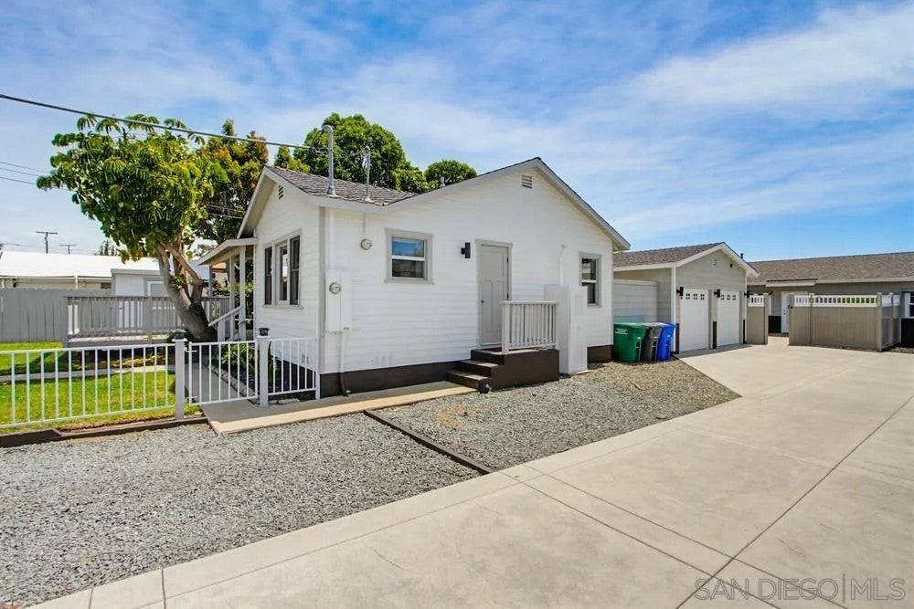 Photo of 1027 Knowles Ave, Carlsbad, CA 92008 (MLS # 260010164)