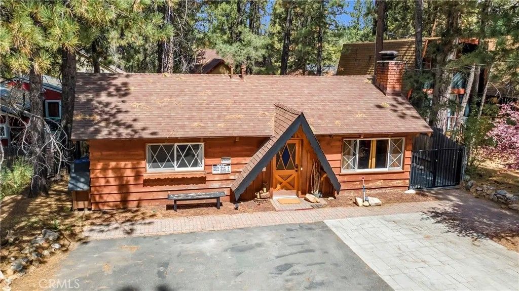 Photo of 42660 La Placida Ave, Big Bear Lake, CA 92315 (MLS # SW26064586)