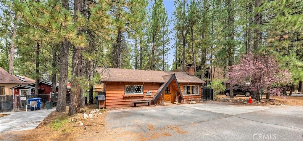 Photo of 42660 La Placida Ave, Big Bear Lake, CA 92315 (MLS # SW26064586)