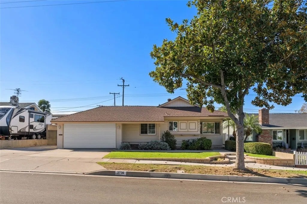 2736 E Coolidge