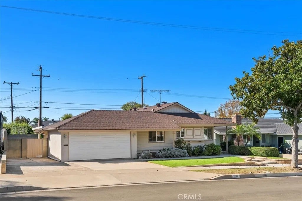 2736 E Coolidge