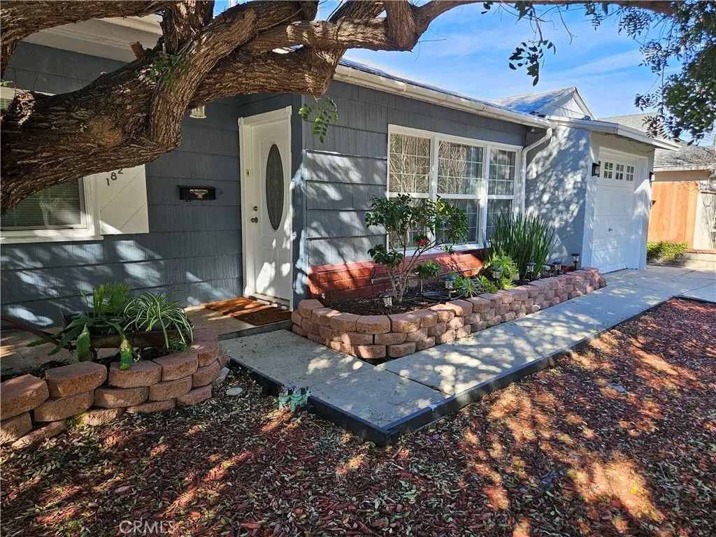 Photo of 18237 Valley Vista Boulevard, Tarzana, CA 91356 (MLS # SR26044501)