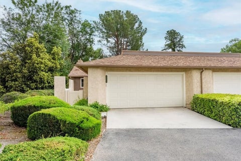 Photo of 20008 Avenue Of The Oaks, Newhall, CA 91321 (MLS # SR26098096)
