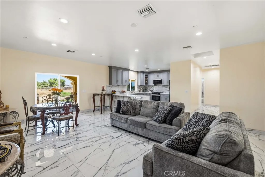 9285 E Avenue Q14