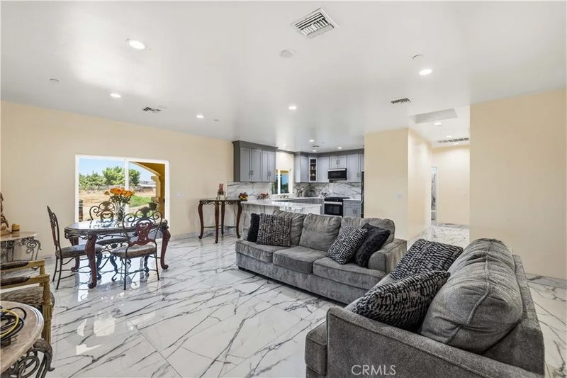 9285 E Avenue Q14