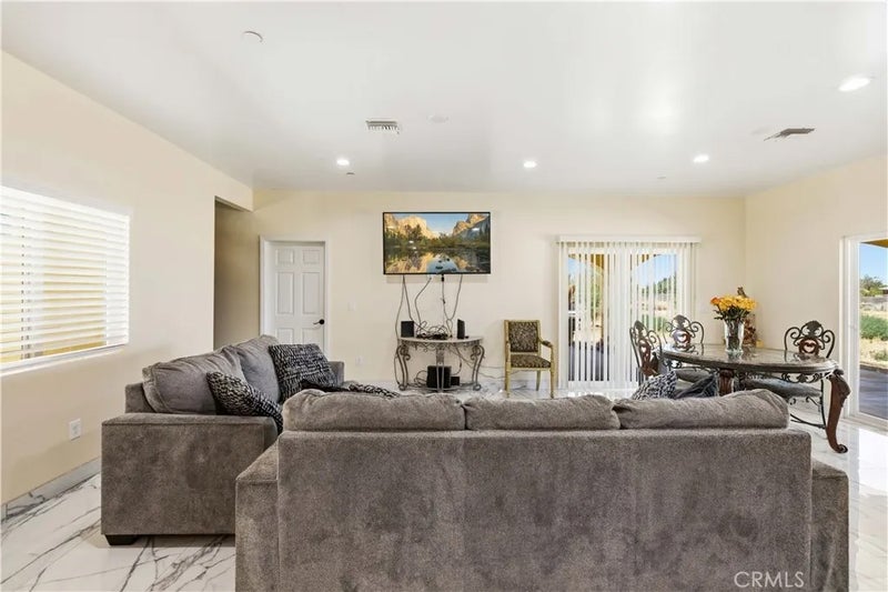 9285 E Avenue Q14