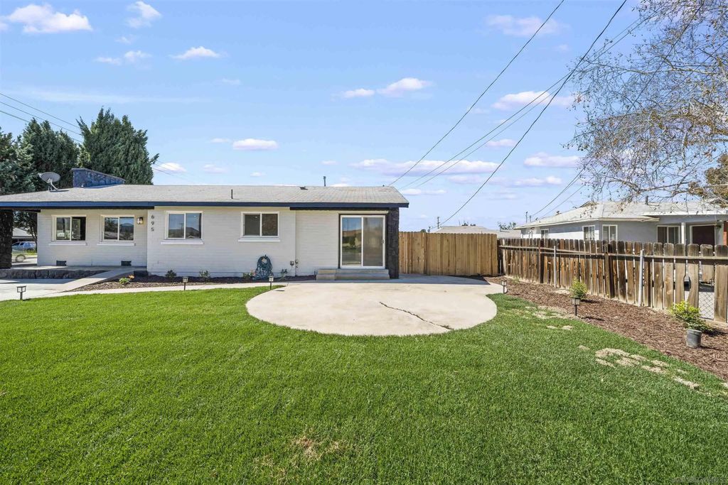 Photo of 695 S Santa Fe St, Hemet, CA 92543 (MLS # 260004368)