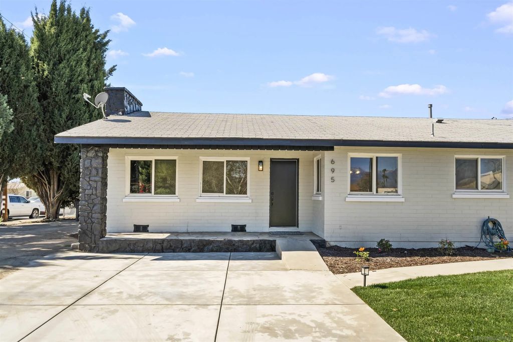 Photo of 695 S Santa Fe St, Hemet, CA 92543 (MLS # 260004368)