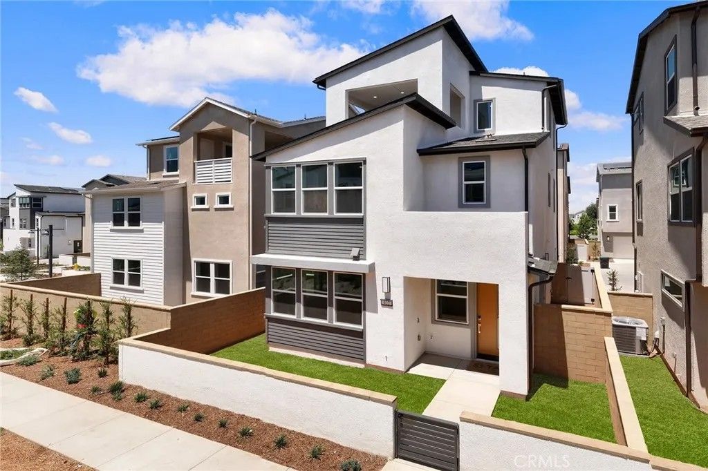 Photo of 422 Lobata, Irvine, CA 92618 (MLS # AR26033301)