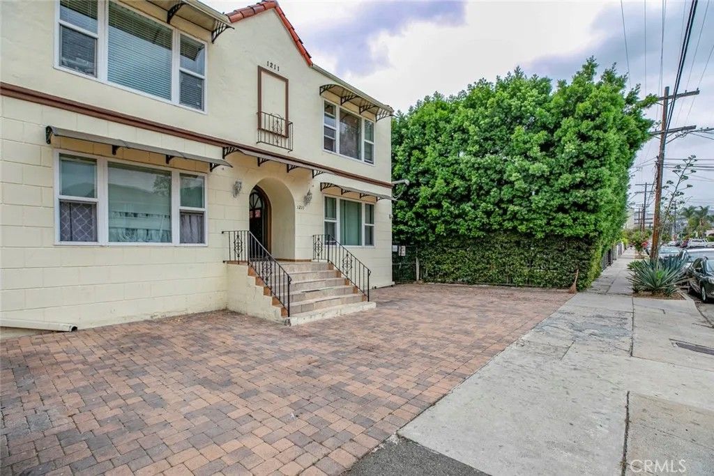 Photo of 1211 N Kenmore Ave, Los Angeles, CA 90029 (MLS # GD26058776)