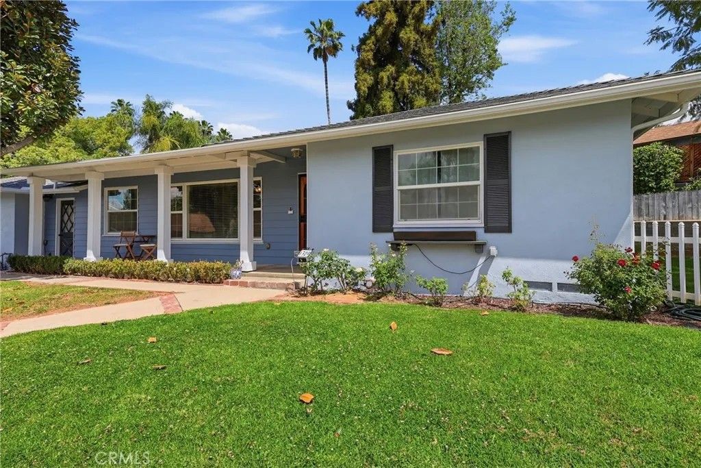 Photo of 1329 La Loma Dr, Redlands, CA 92373 (MLS # IG26070774)