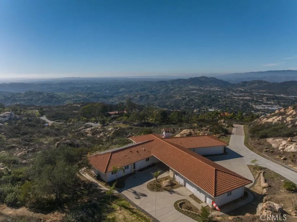 Photo of 1991 Via Ladera, Fallbrook, CA 92028 (MLS # SW26001168)