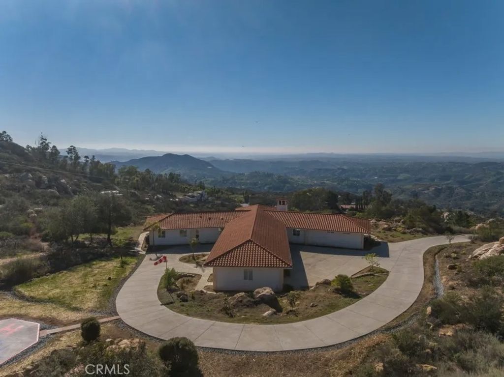 Photo of 1991 Via Ladera, Fallbrook, CA 92028 (MLS # SW26001168)