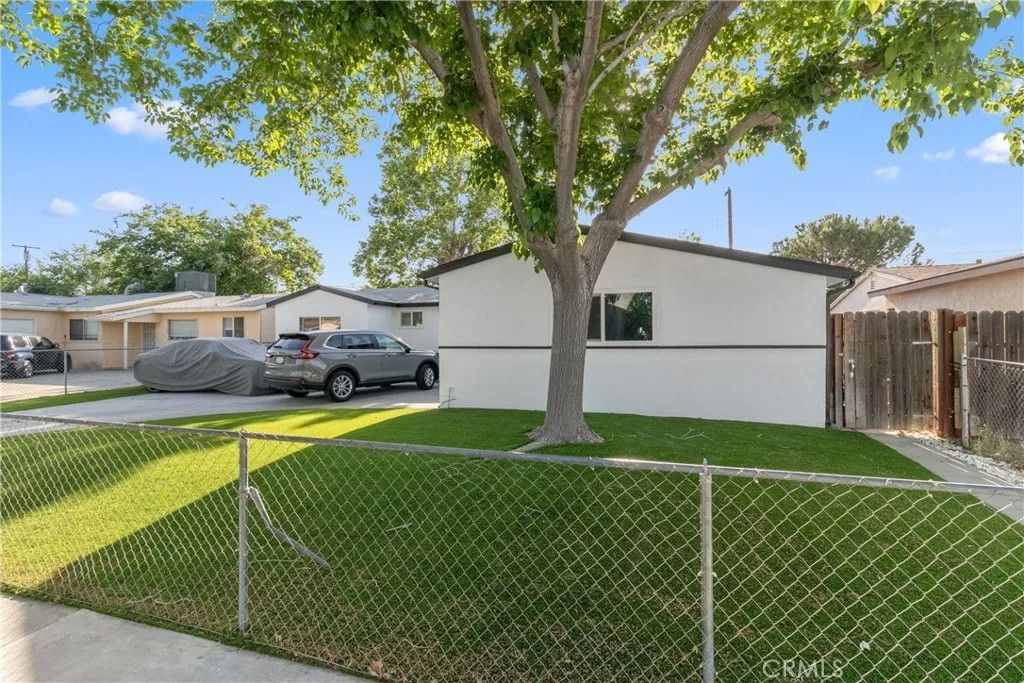 Photo of 44721 Andale Avenue, Lancaster, CA 93535 (MLS # SR26088879)