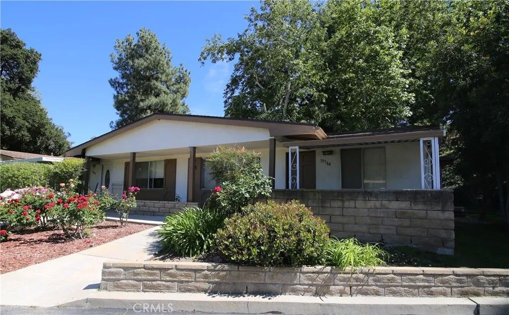 Photo of 19364 Avenue Of The Oaks, Newhall, CA 91321 (MLS # GD26094098)