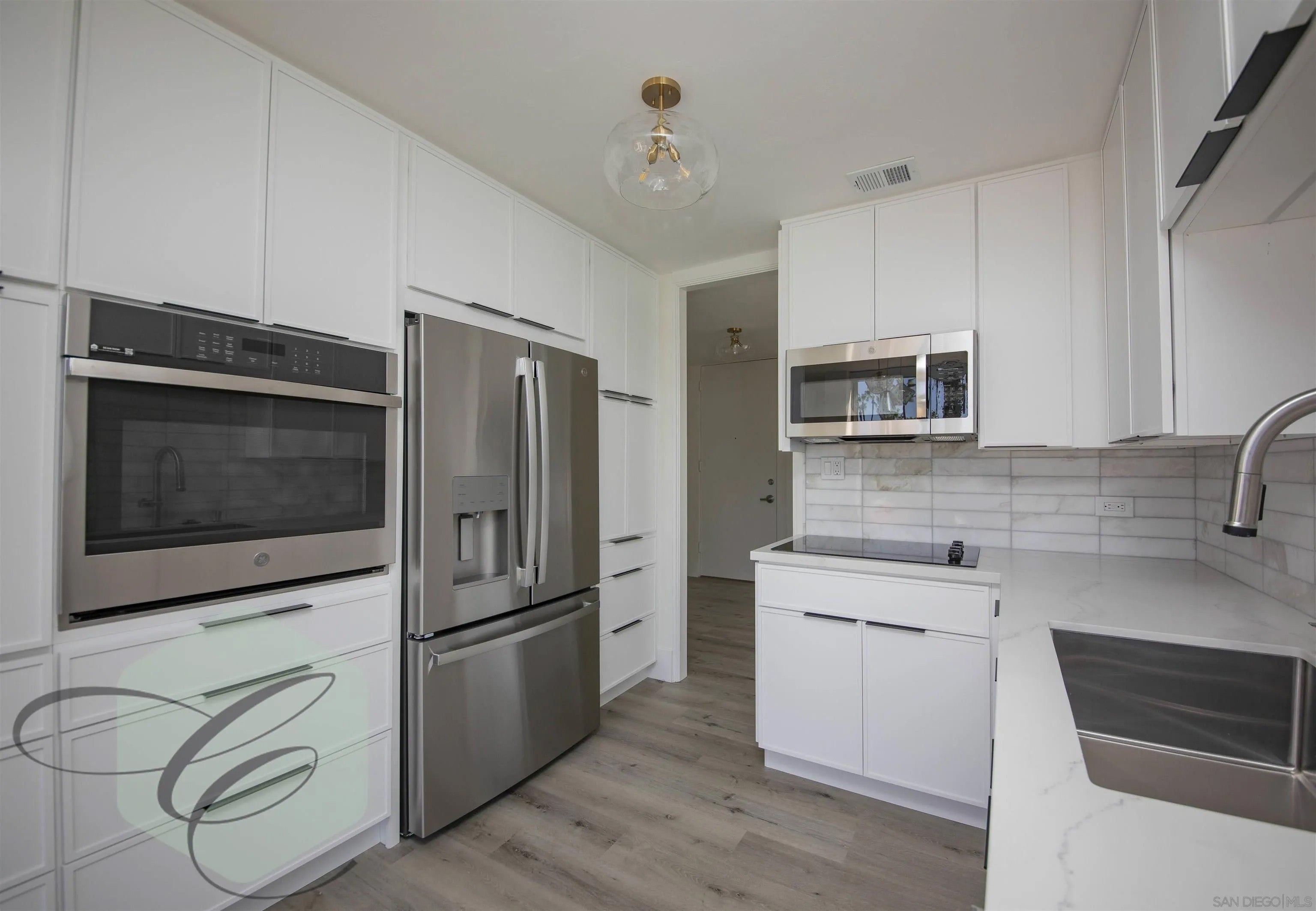 8111 Camino del Oro