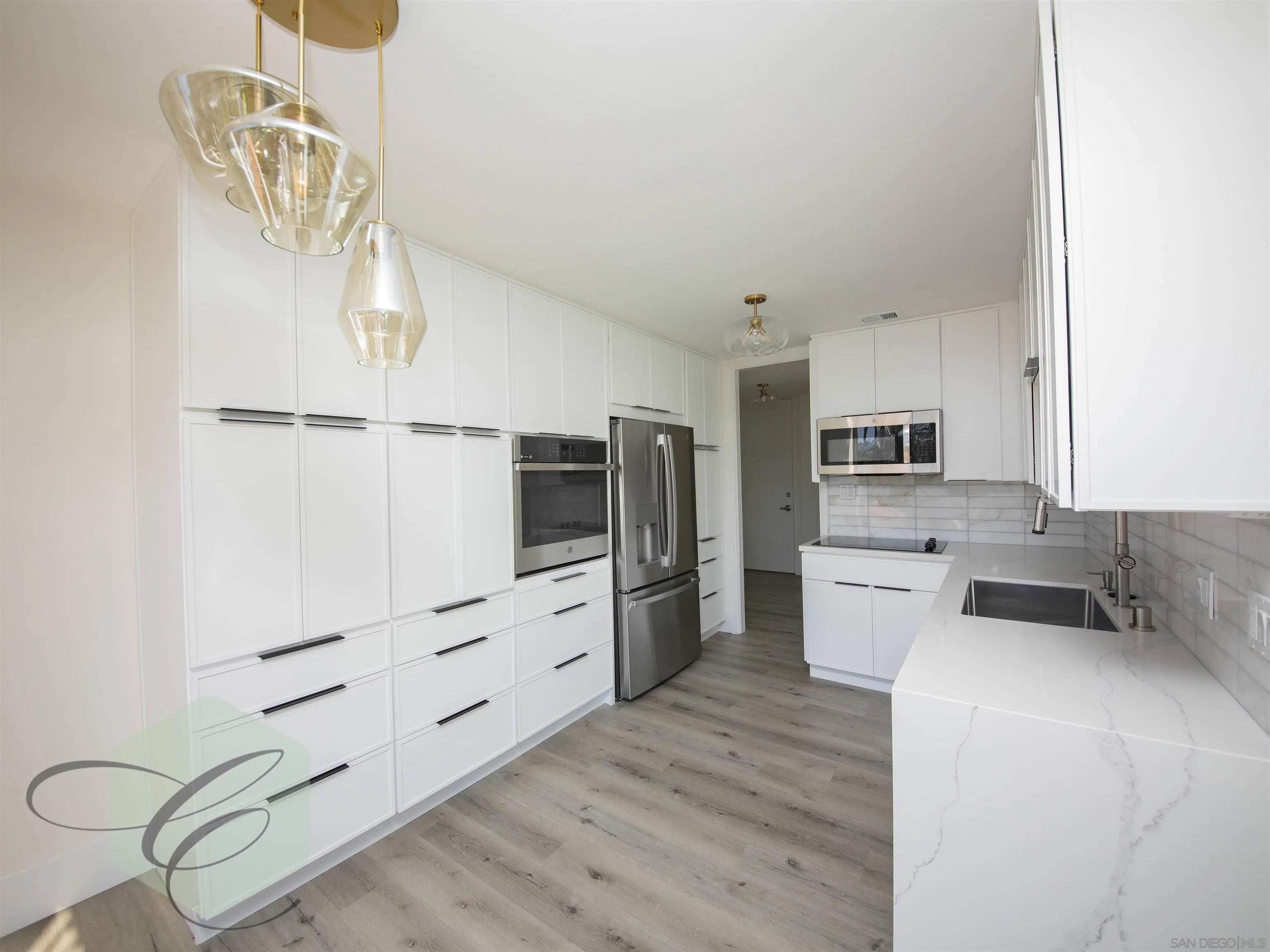 8111 Camino del Oro