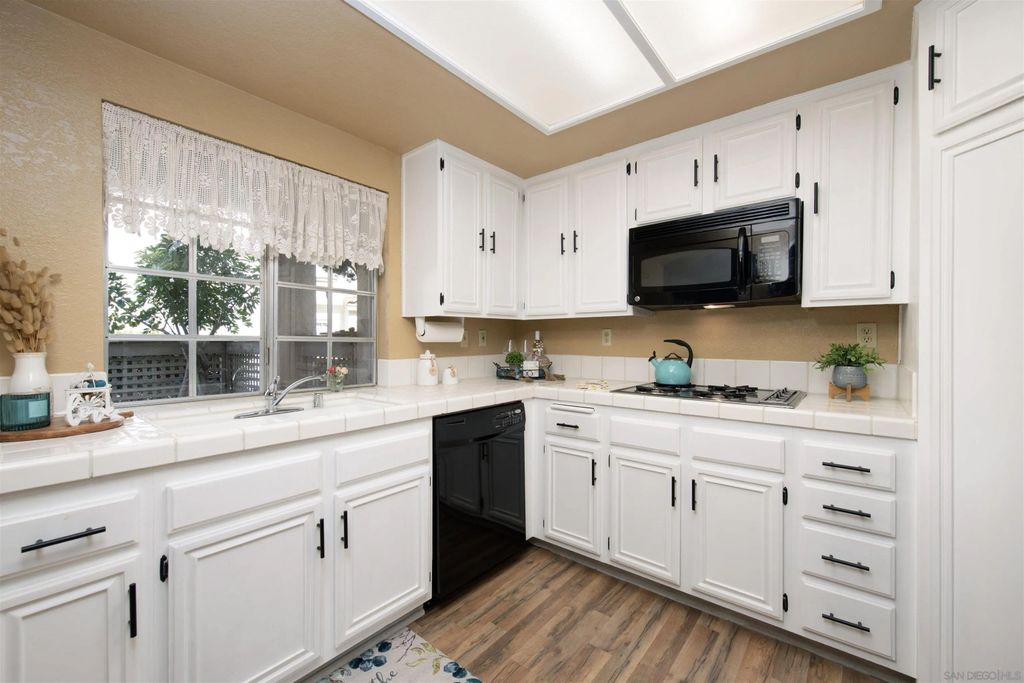 Photo of 1050 La Tortuga Dr #15, Vista, CA 92081 (MLS # 260005007)