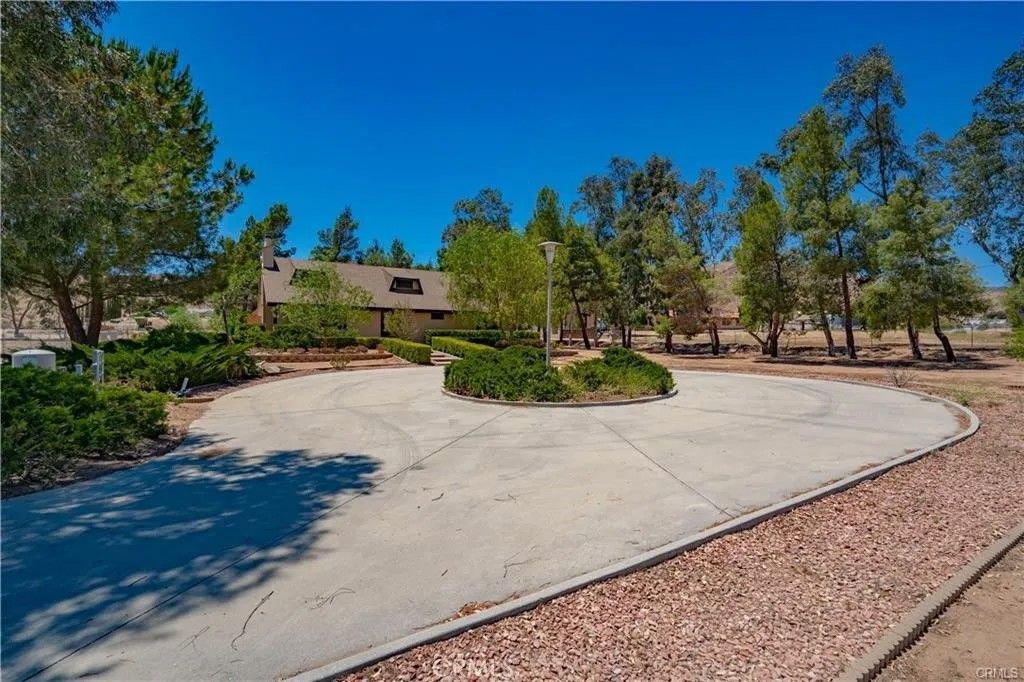 Photo of 34155 Castlehaven Road, Agua Dulce, CA 91390 (MLS # SR25280284)