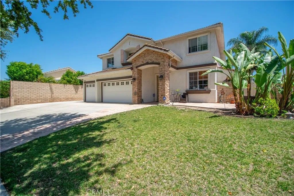 Photo of 925 Hemingway Drive, Corona, CA 92878 (MLS # SW26114143)