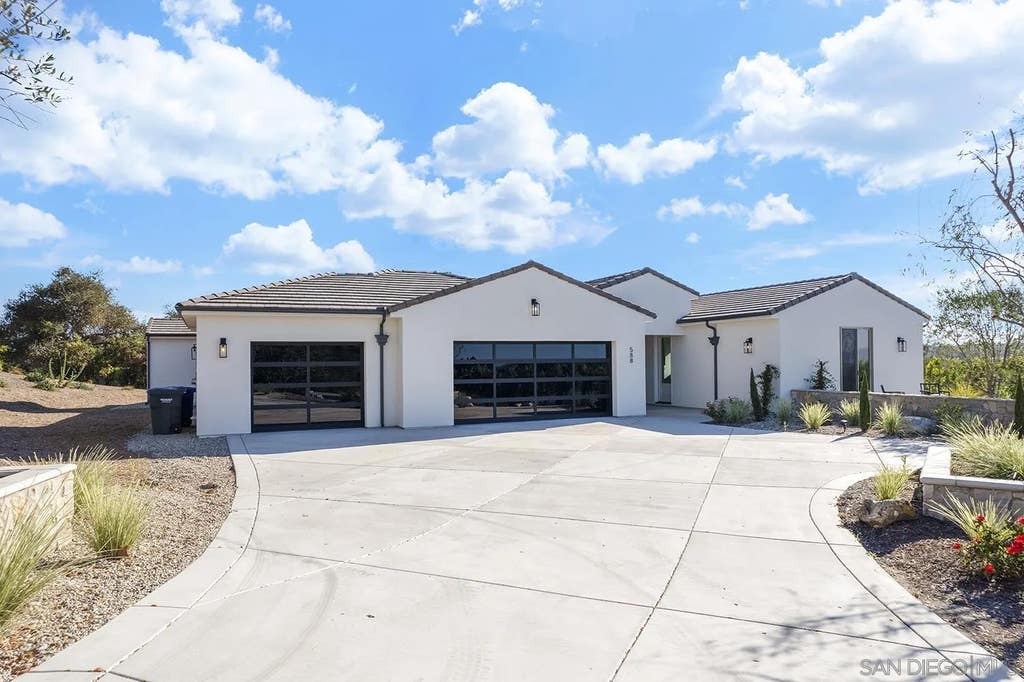 Photo of 588 Twin Country Ln, Fallbrook, CA 92028 (MLS # 260018273)