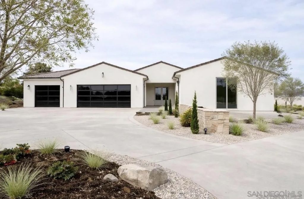 Photo of 588 Twin Country Ln, Fallbrook, CA 92028 (MLS # 260018273)