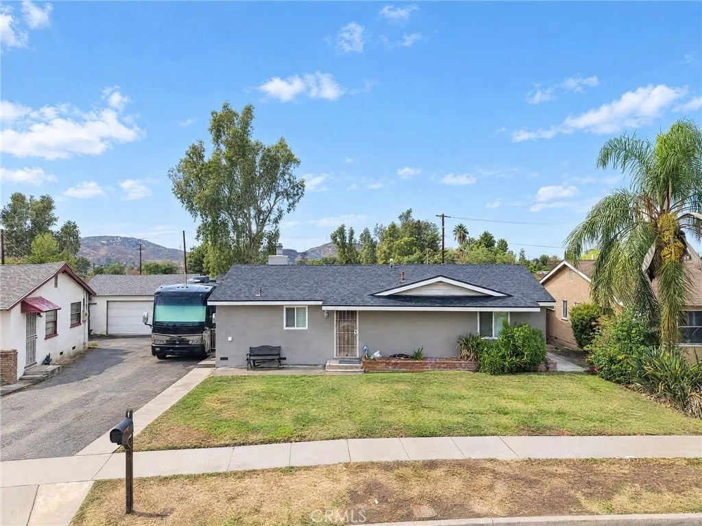 11960 Vivienda Court