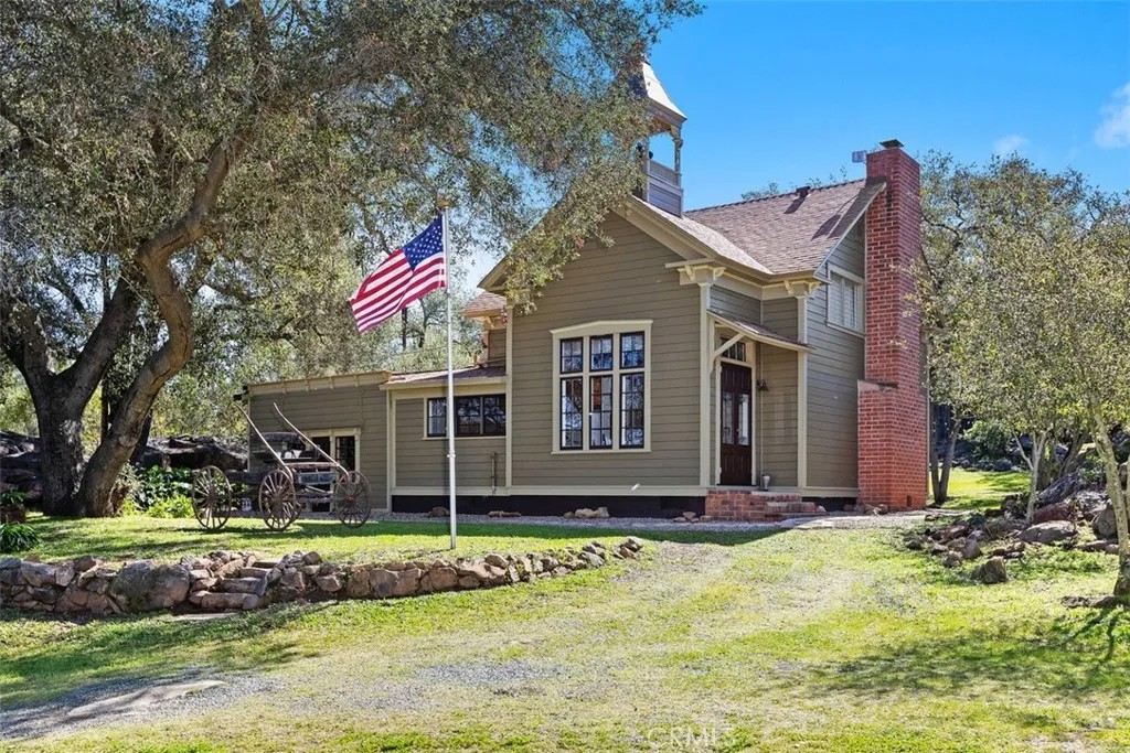 1239 Rainbow Valley Boulevard