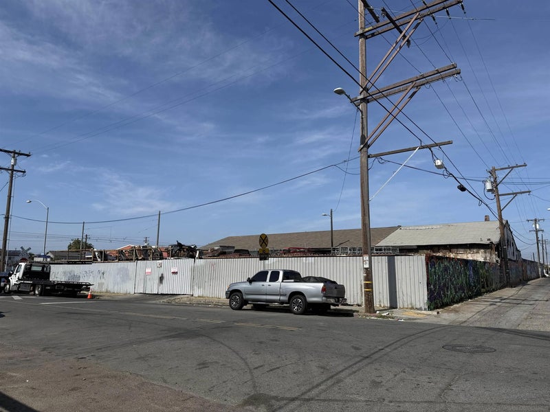 2866 Commercial St.