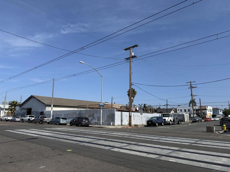 2866 Commercial St.