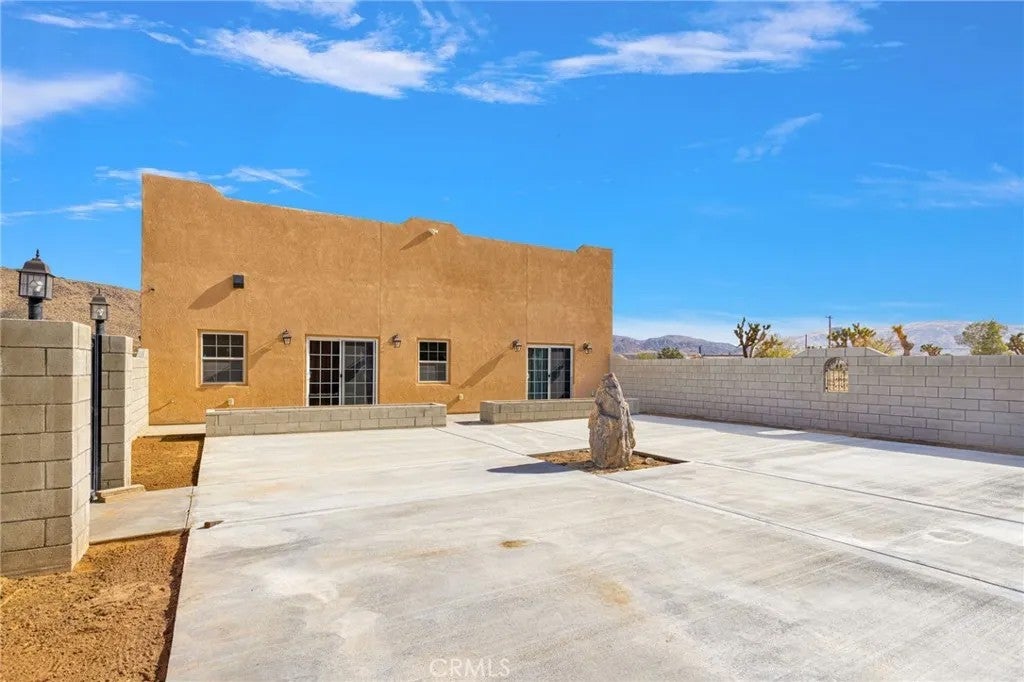 15835 Sloan