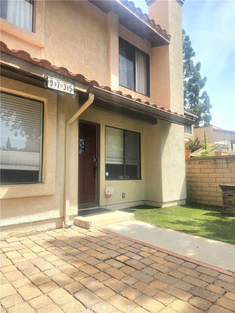9735 El Paseo