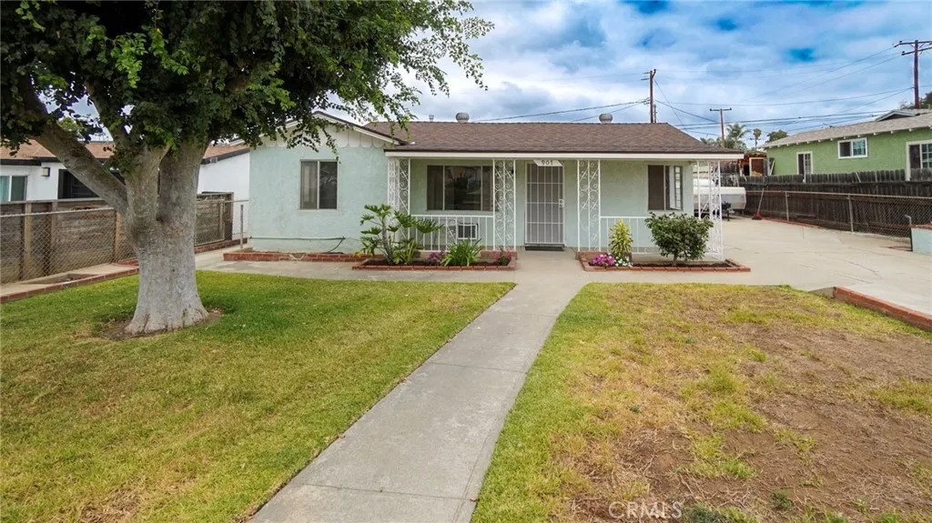 907 E Francis