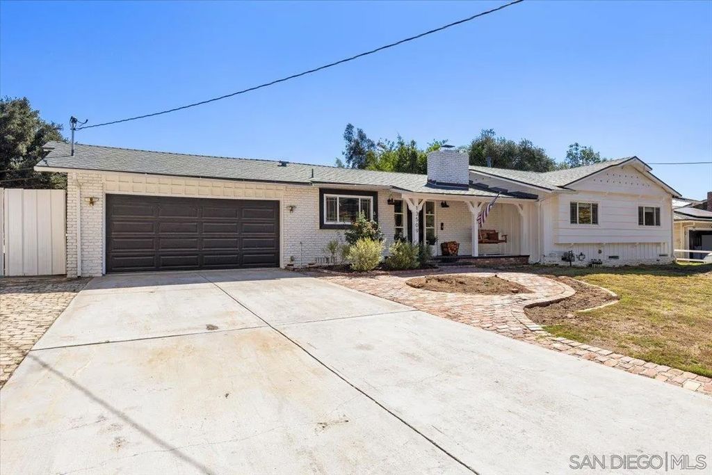 Photo of 13509 E Lakeview Rd, Lakeside, CA 92040 (MLS # 250039885)