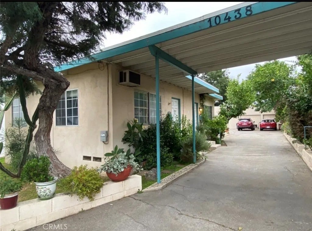 Photo of 10438 Scoville AVE, Sunland, CA 91040 (MLS # BB26233550)