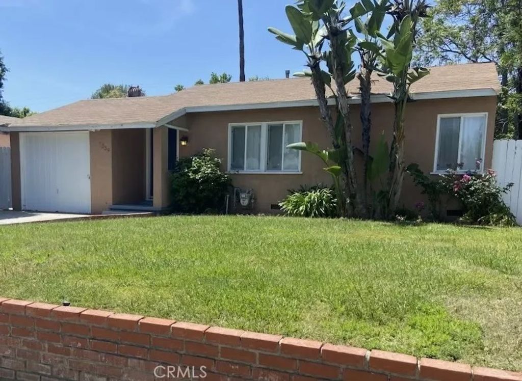 Photo of 7339 White Oak Ave, Reseda, CA 91335 (MLS # SR26084172)