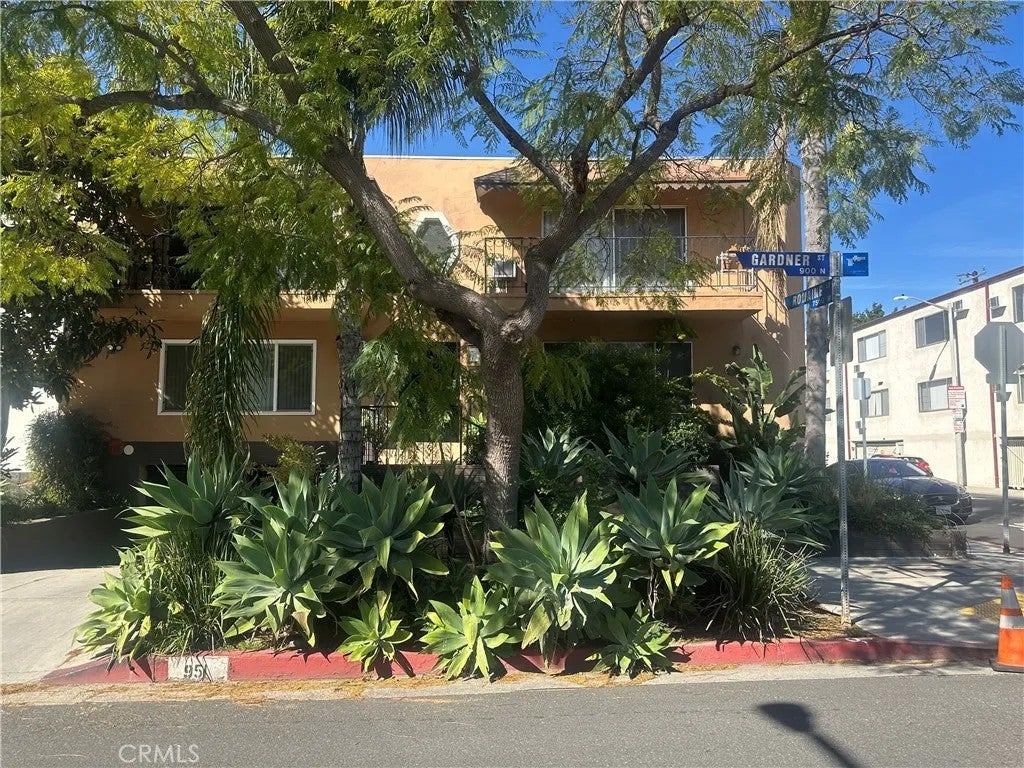 Photo of 951 N Gardner ST #6, West Hollywood, CA 90046 (MLS # DW26130813)