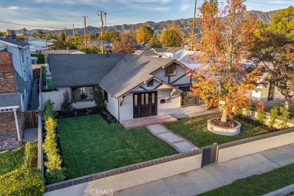 Photo of 1625 W Chandler Boulevard, Burbank, CA 91506 (MLS # IG25271798)