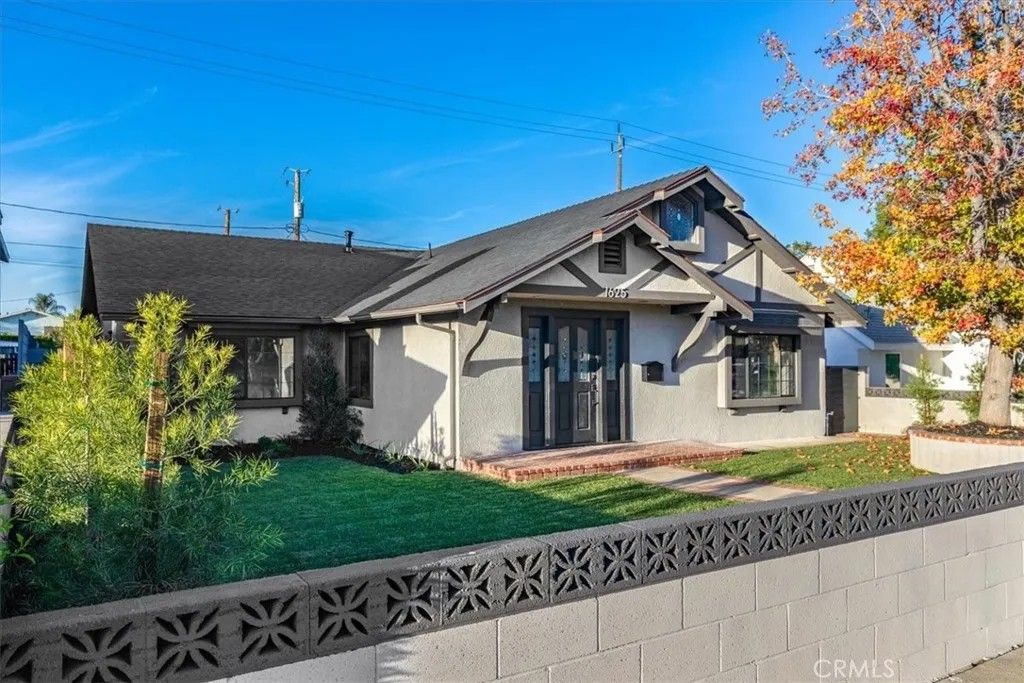 Photo of 1625 W Chandler Boulevard, Burbank, CA 91506 (MLS # IG25271798)