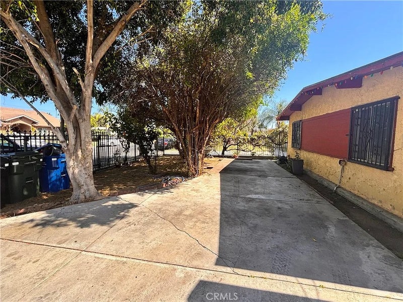 5703 N Rockvale