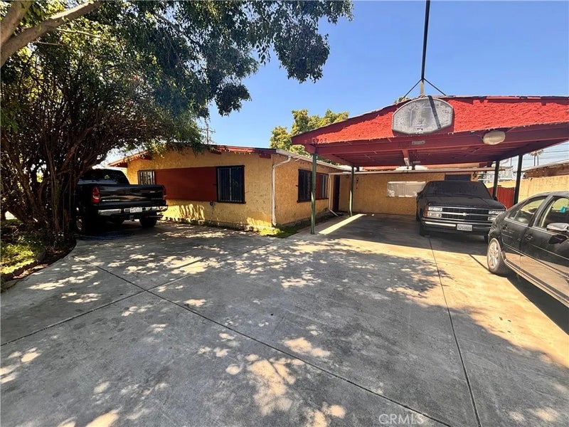 5703 N Rockvale
