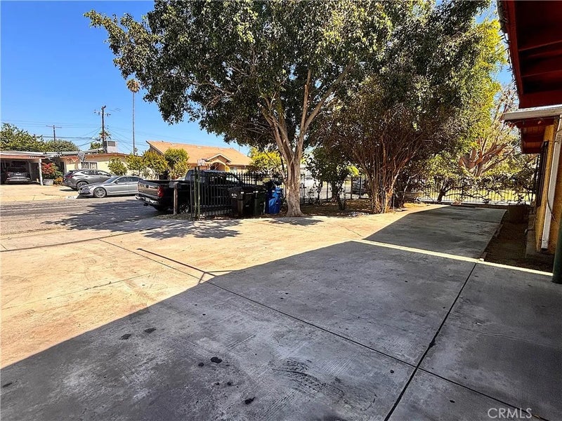 5703 N Rockvale