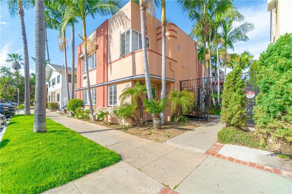 Photo of 1149 E 1st St, Long Beach, CA 90802 (MLS # PW26011273)